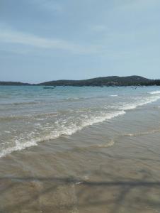 una playa con el océano en el fondo en Flat para 4 pessoas bem pertinho da praia de Geriba, en Búzios