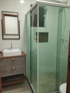 a bathroom with a glass shower and a sink at Flat para 4 pessoas bem pertinho da praia de Geriba in Búzios