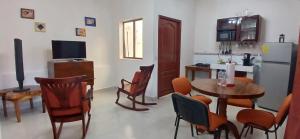 a kitchen and dining room with a table and chairs at Apartamentos Nokal in Masaya