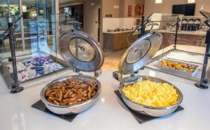 tres tazones de comida sentados en un mostrador en Staybridge Suites Denver Downtown, an IHG Hotel en Denver