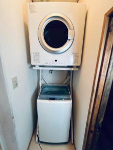 uma máquina de lavar e secar roupa em cima de uma máquina de lavar roupa em Five Peaks Yudanaka em Yamanouchi