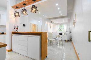 cocina con armarios blancos y comedor en Dpto. en Recoleta: cálido, próximo y confortable, en Buenos Aires
