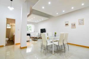 Un comedor y una sala de estar con mesa y sillas. en Dpto. en Recoleta: cálido, próximo y confortable, en Buenos Aires