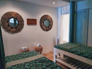 Postel nebo postele na pokoji v ubytování Bale Bingin Beachfront Stay