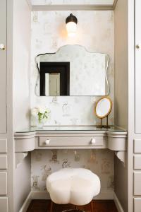 a dressing room with a mirror and a stool at Palihouse Santa Monica in Los Angeles