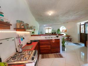 een keuken met een fornuis en een aanrecht bij Casa ecológica surf e natureza in Camassari