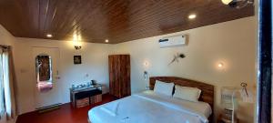 1 dormitorio con 1 cama grande y cabecero de madera en Ourem Palace en Palolem