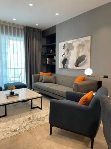ein Wohnzimmer mit einem Sofa und einem Couchtisch in der Unterkunft Damac Properties AmmanLuxury Furnished Apartment in Amman
