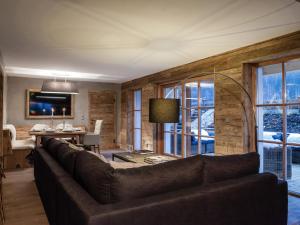 uma sala de estar com um sofá e uma mesa em Chalet-Apartment Lavendel am Lift em Kirchberg in Tirol