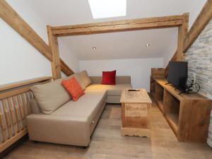 sala de estar con sofá y TV en Apart Loisa en Pettneu am Arlberg