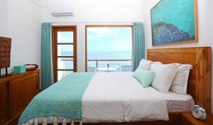 Postel nebo postele na pokoji v ubytování Bale Bingin Beachfront Stay