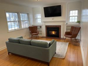 ein Wohnzimmer mit einem Sofa und einem Kamin in der Unterkunft Mustang House in Sioux City