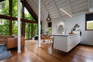 een open keuken en een woonkamer met houten vloeren en ramen bij Hepburn Spa Pavilions in Hepburn Springs