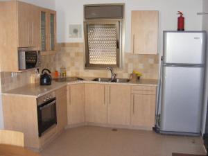 cocina con nevera y fregadero en Nof Canaan en Kfar Adumim