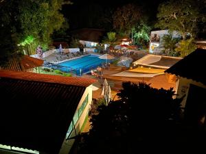 una vista panoramica su una piscina di notte di Eco Hotel Entre Ríos a Villeta