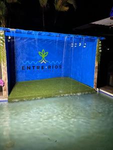 eine Bühne mit Wasser vor einer blauen Wand in der Unterkunft Eco Hotel Entre Ríos in Villeta