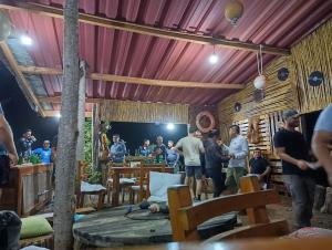 un grupo de personas de pie alrededor en un restaurante en El Pajas, en Puerto Velasco Ibarra