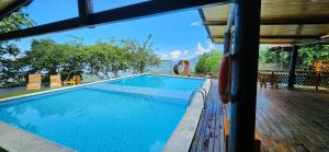 een zwembad met uitzicht op een huis bij Sierra Minca SEDE II in Arimaca