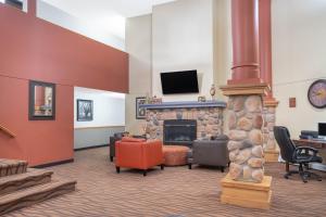 A television and/or entertainment centre at Aspen Hotel Rogers Formerly Americ inn