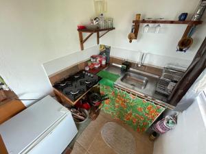 an overhead view of a kitchen with a stove and a sink at Chalé jatobá, venha viver essa experiência!!! in Alto Paraíso de Goiás