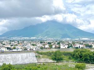 a view of a city with a mountain in the background at Linda Vista, la mejor ubicación, 5 min Fundidora - LV2 - in Monterrey