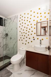 カンクンにある2BR Moderno en residencial Ombuのバスルーム(トイレ、シャワー、シンク付)
