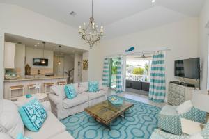 uma sala de estar com um sofá e uma mesa em Atlantis Beach House em Bradenton Beach