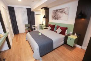 una camera d'albergo con un grande letto e un tavolo di Skalion Hotel & SPA a Istanbul