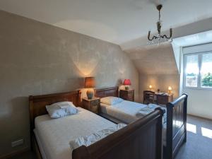 Ένα ή περισσότερα κρεβάτια σε δωμάτιο στο Maison de Bourg avec Grand Jardin, Salle de Jeux et Confort Moderne – Près des Châteaux de la Loire - FR-1-591-161