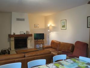 uma sala de estar com um sofá e uma lareira em Gîte Montreuil-le-Henri, 5 pièces, 10 personnes - FR-1-410-184 em Montreuil-le-Henri