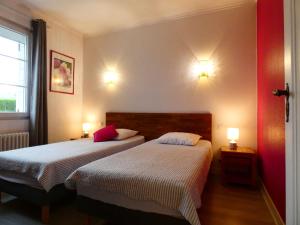 ein Hotelzimmer mit 2 Betten und 2 Lampen in der Unterkunft Gîte Senonches, 4 pièces, 6 personnes - FR-1-581-36 in Senonches