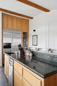 eine Küche mit einer schwarzen Arbeitsplatte und einem Kühlschrank in der Unterkunft Private Ranch Retreat in Lompoc