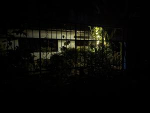 um edifício à noite com a luz a brilhar através de uma janela em The Traditional Villa by ceyio em Matara