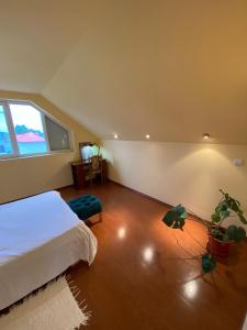 um quarto com uma cama e uma grande janela em Cosy bedroom for 2 with Balcony in a Family Villa em Turnu Măgurele