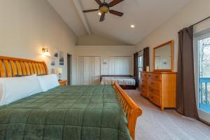 Un dormitorio con una cama grande y una cómoda. en Hummingbirds' Mountain Retreat, en Old Fort