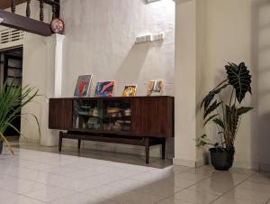 un centro de entretenimiento de madera en una sala de estar en The Traditional Villa by ceyio, en Matara