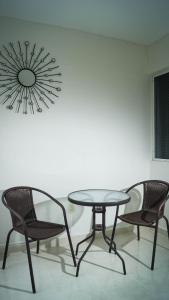 2 sillas y una mesa en una habitación en Hotel Malecón, en Campeche