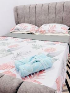 - un lit avec une couverture et des oreillers dans l'établissement TeratakAyahBonda, à Kuala Terengganu