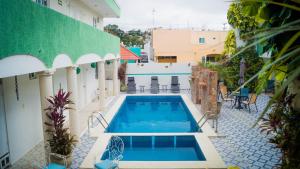 una piscina al lado de un edificio en Hotel Malecón en Campeche