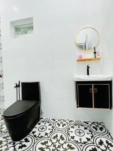 La salle de bains est pourvue d'un lavabo, de toilettes et d'un miroir. dans l'établissement TeratakAyahBonda, à Kuala Terengganu