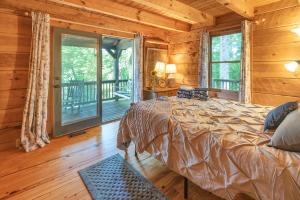 sypialnia z łóżkiem w drewnianym domku w obiekcie River Retreat Cabin w mieście Arden