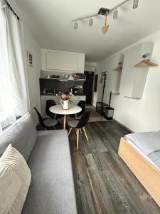 uma sala de estar com um sofá e uma mesa em Apartmány u Kuželky em Loket
