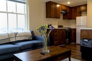 uma sala de estar com um vaso de flores sobre uma mesa em Hotel Leo em Bellingham