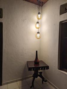 uma mesa numa sala com um vaso sobre ela em The Traditional Villa by ceyio em Matara