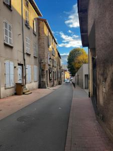 uma rua vazia numa cidade com edifícios em Tinyhouse Experience in Beaujolais em Villefranche-sur-Saône