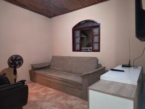 a living room with a couch and a window at Casa de Praia Completa em Cabo Frio 04 para até 5 Pessoas in Cabo Frio