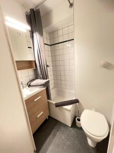 a small bathroom with a toilet and a sink at T2D Apartment - Suite TVR proche Disneyland Paris in Bussy-Saint-Georges