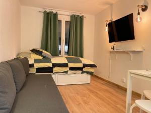 a bedroom with a bed and a television in it at T2D Apartment - Suite TVR proche Disneyland Paris in Bussy-Saint-Georges