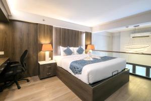En eller flere senge i et værelse på Aster Apartment Bali