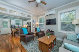 Μια τηλεόραση ή/και κέντρο ψυχαγωγίας στο Hummingbird Cottage